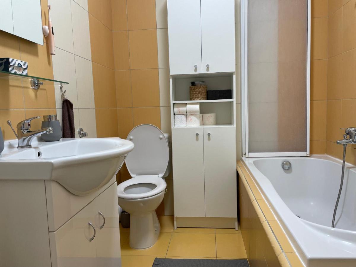 Cozy Apartment Near The City Center Hradec Králové Exteriör bild
